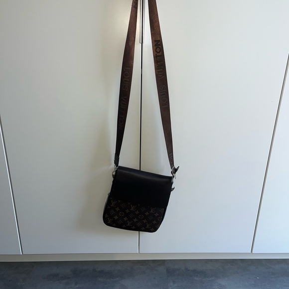 Louis Vuitton Monogram Macassar Magnetic Messenger Bag - Picture 4 of 6